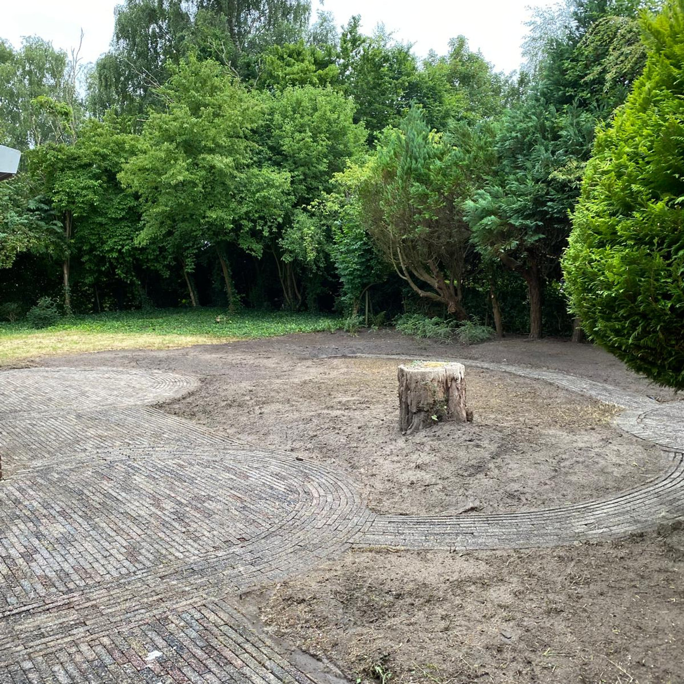 Tuin in aanleg met verwijderde beplanting en bestrating