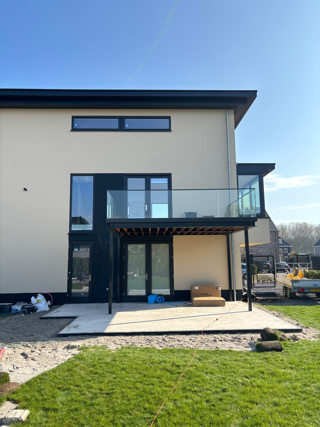 Nieuwbouwwoning met terras en aangelegd gazon